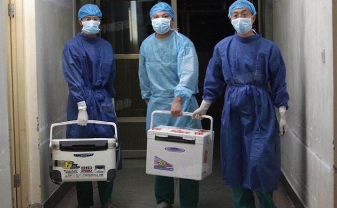 Medici cărând organe pentru transplant la un spital din provincia Henan, China, 16 august 2012